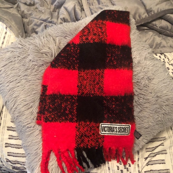 NWOT Victoria Secret blanket scarf - Picture 1 of 2